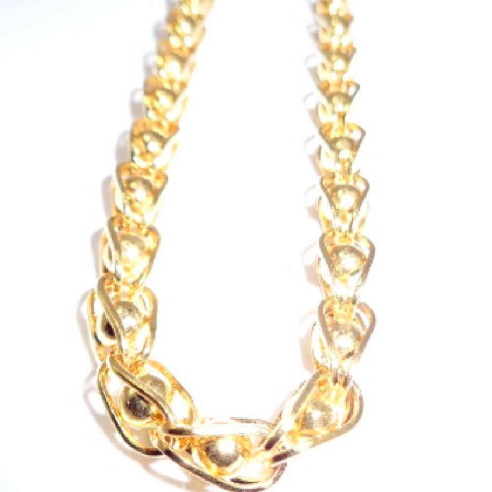 Beautiful Monet round necklace gold plated 27in